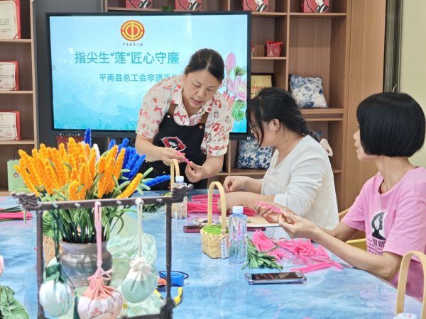 配资公司介绍 广西平南县总工会举办非遗仿绒花手作公益培训活动